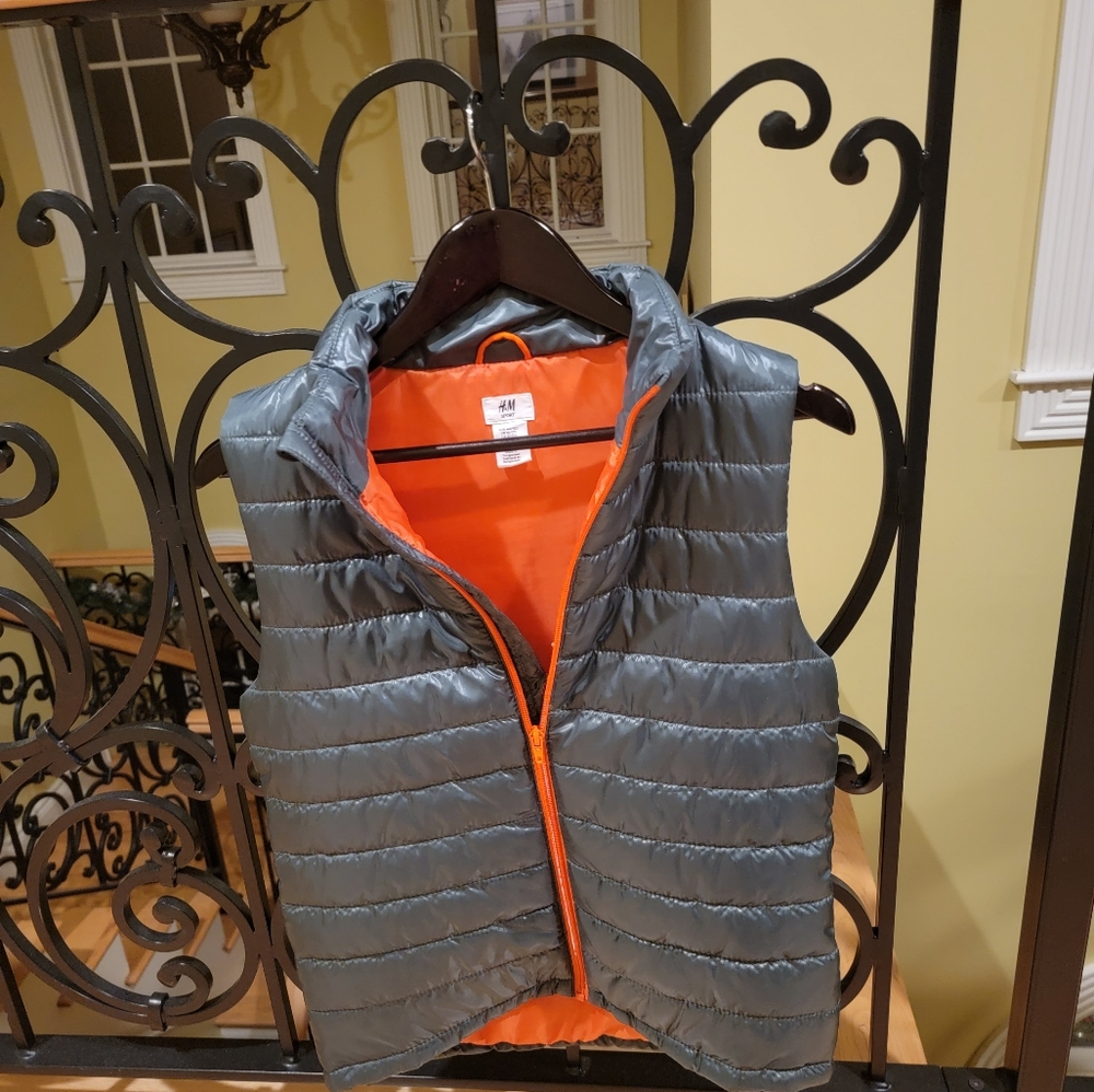 H&M Puffer Vest!! - Picture 2 of 4